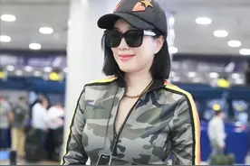 钟丽缇的肉感身材真时髦，穿紧身迷彩衣配亮片短裤，美出国际范图片