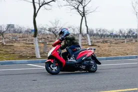轻骑铃木UE125能成为新一代神车吗？—摩智完整测评视频图片