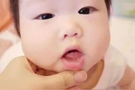 出牙晚的宝宝更有福气吗？关于孩子出牙的那些事，家长一起了解下图片