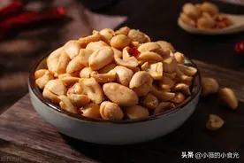 几块钱就能做一大盘追剧小零食麻辣脆花生！又香又酥脆，好吃过瘾图片