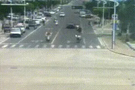 动真格！陇南交警街头现场拆除电动车雨篷~| 夏季交通安全整治行动图片
