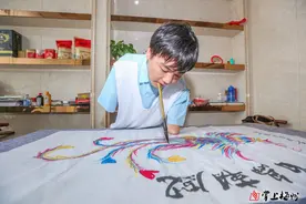 梅州兴宁“95后”小伙黄新强：无手有何惧，用口和脚“绘”人生图片