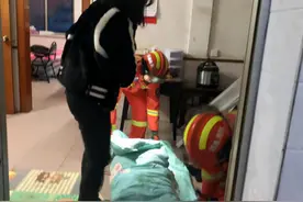 郴州一男子洗澡许久没出来，妻子进去后也晕倒在地图片