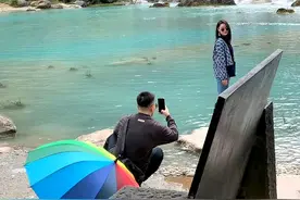 张馨予夫妇恩爱游丽江，何捷蹲地为老婆拍美照，5年军婚幸福满满图片