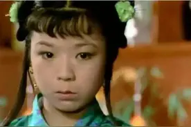 坠儿为什么会偷平儿的虾须镯？她眼热袭人小红，无法调整嫉妒心态图片