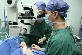 福州初二学生近视1000度，竟然视网膜脱离了大半年才发现图片