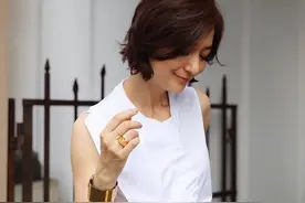 “黑白配”才是高级的穿搭，瞧这些50+妈妈这样穿，优雅又洋气图片