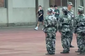 学长在新生军训场外狂炫奶茶图片