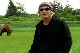 美国男子13年与熊做朋友，最后却和女友一起被熊直接吃掉了图片