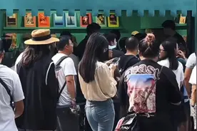 上海人排队又上热搜！580元买“最便宜”的LV包包！网友吐槽：真丑真贵！图片