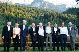 G7峰会大合影最新出炉！鲍里斯站C位，英国夫人穿2万5西装太美了图片