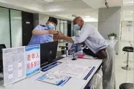 交警提醒：70岁以上老年人更换驾驶证3点需要注意，看完互相转告图片