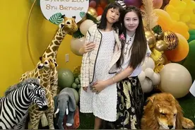 陈露在美国为女儿庆生，与孙悦分居2年，颜值高身材傲人图片