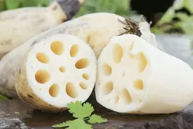 莲藕焯水只加清水，难怪发黑不爽脆，多加1味料，莲藕清脆又爽口图片