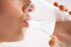 懒女孩喝水减肥法！教你一天8杯水如何喝出健康好身材！图片