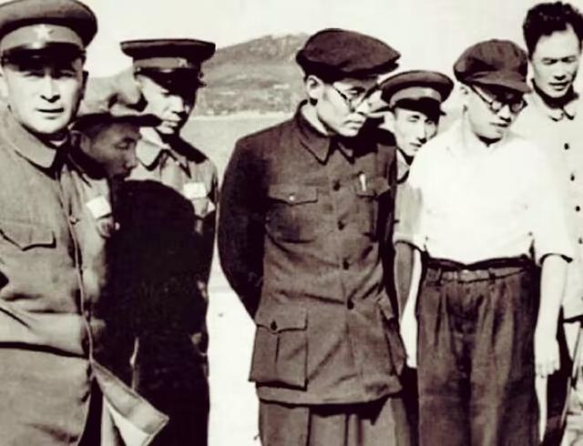 贺晋年落难低授大校，为何是彭老总仗义直言？难忘沈阳站的那一幕