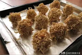 安徽小伙给80岁奶奶喂方便面，不煮不泡用嘴嚼，奶奶：你个孬孙图片