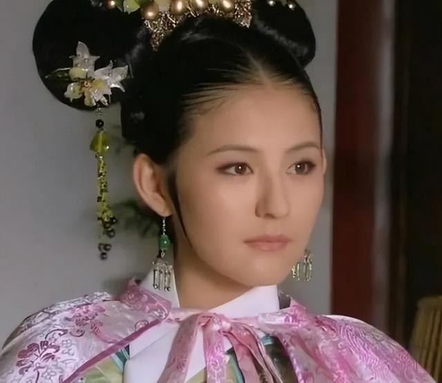 叶澜依原本是一个桀骜不驯的驯马女,后被皇上看中成为宁贵人,只不过