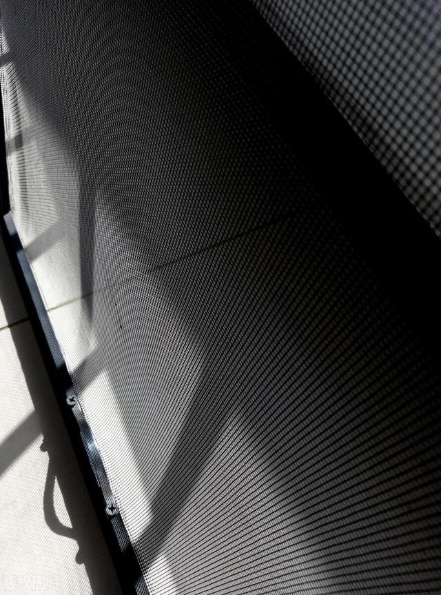 换了2次纱窗，我终于明白了200元金刚网和100元高透网的区别