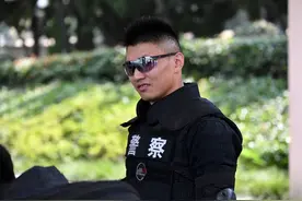 这位“老将”超龄逆袭，赢得“特警尖兵”称号图片