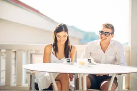 和相亲对象第二次见面，她做完美容让我付780，说是对我的考验图片