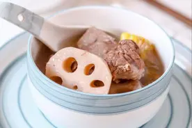 炖莲藕汤，炖不烂还发黑？大厨分享2个秘诀，白净粉糯，软烂入味图片