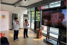 现场互动学习“红领巾”们配音爱国主义电影图片