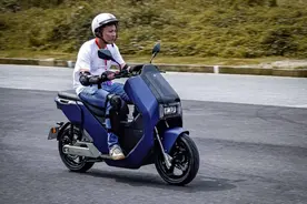 支持快充，最高续航230公里，这4款电摩，冬天也能跑长途、送外卖图片