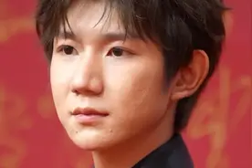 单飞6年，王源已悄悄“掉队”，原来命运的馈赠早已暗中标好价格图片