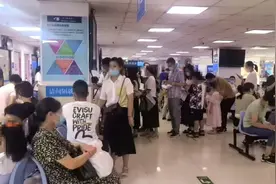 “暑假三件套”太火爆！挤满厦门多个科室！有医生忙得穿纸尿裤上班……图片