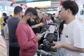 旅游+购物，大量外国游客涌入义乌买买买图片