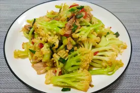 炒花菜时，焯水过油都不对，大厨教你一招，又香又脆，好吃又入味图片