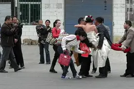徐州婚闹震碎三观，多名男子强吻乱摸骚扰新娘，恶俗婚闹何时休？图片