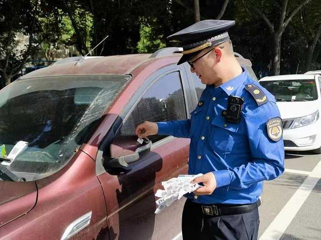 西安高新区：张贴非法小广告 送警彻查没商量