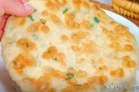 这种农家的葱香发面饼真好吃，外焦里蓬松，香香软软层咸香味美图片
