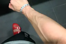 有的人手臂“青筋暴起”，而有的人几乎看不到青筋，哪种更健康？图片