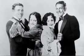 英国臀部连体姐妹：各嫁一夫，姐姐死后，妹妹与遗体共存两天去世图片