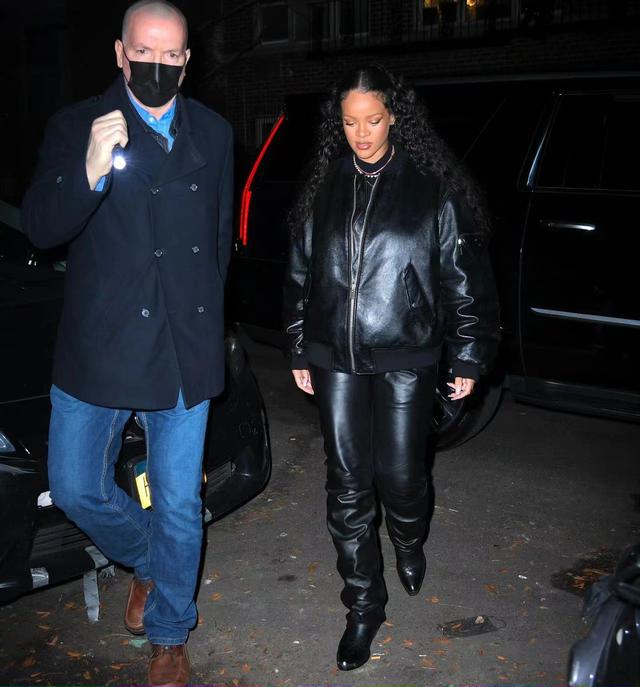 亿万富婆蕾哈娜雪夜出行！半扎泰迪卷秀出心形脸，戴唇钉气场贼强