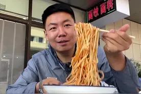 “乞丐博主”佳伟饿了：不给免费加面就摔筷，变脸速度看呆网友图片