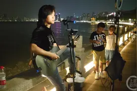 小主播大梦想｜歌手街头模仿致敬黄家驹图片