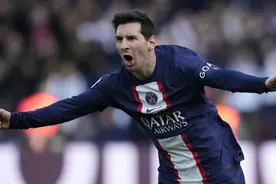 GOAT！梅西任意球补时绝杀，支撑脚脚踝弯曲90度，现场5万人沸腾图片