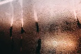 为什么冬天车内暖空调玻璃内侧起雾，夏天车内冷空调玻璃外不起雾图片