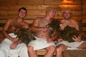 俄罗斯人的洗浴文化——用扫帚打，跳雪堆。又热又冷又疼地洗澡图片