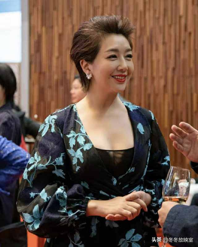 张艺谋“晚节不保”，妻子连夜转移资产出国，圈内早有征兆