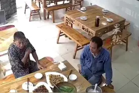 3位大叔吃完饭忘付钱，三小时后匆匆赶来补还图片