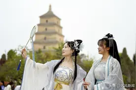 丝路对话| “西安和唐装汉服的适配度太高了” 汉服游客成就“古都新景”图片