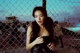 他强迫舒淇拍风月片，用枪逼着刘德华拍戏，死后女儿拒绝参加葬礼图片