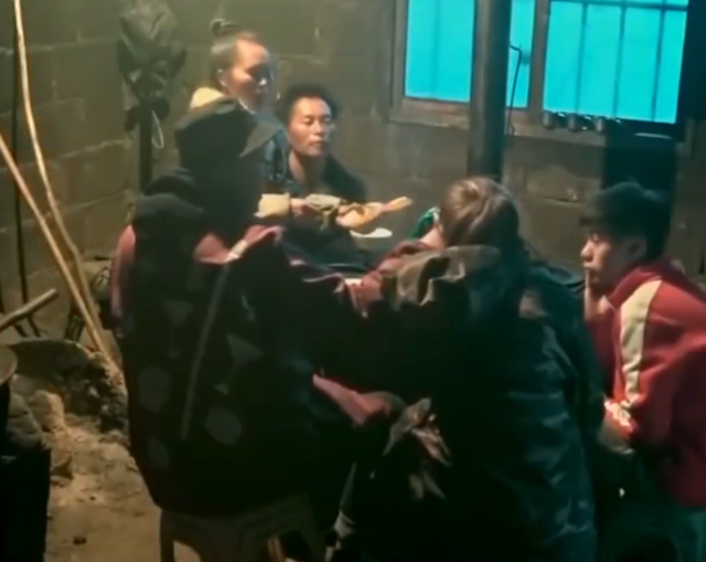 辽宁“公主”：16岁吃饭靠人喂，每个月零花钱30万，开跑车摆地摊