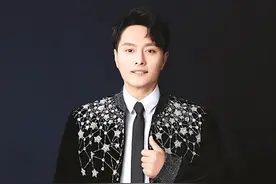 云飞：包头飞出的金嗓子图片