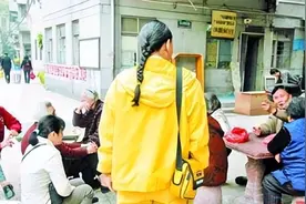 “多尔衮十世孙”州迪，要求归还故宫，大闹火车站：你们都是奴才图片